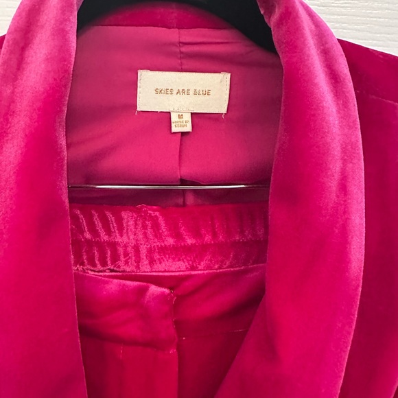 🩷Valentines Day❤️Pink velvet pant suit size medium. Skies are blue. - Picture 2 of 16